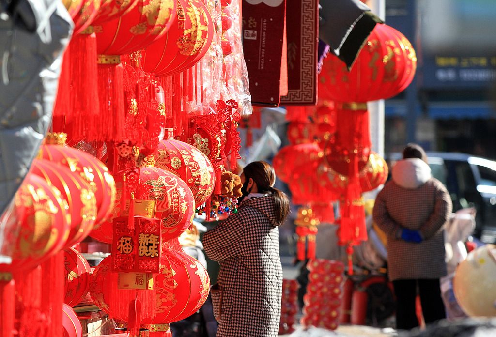 生肖经济渐发力 蛇年元素商品走俏市场