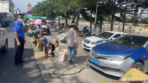 摊贩强行闯卡撞上执法车？城管回应 无证设摊引冲突