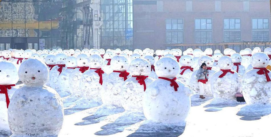 哈尔滨大雪人穿上新年衣服了 雪人军团登场引发热议