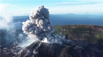 印尼伊布火山发生喷发，灰柱达3000米