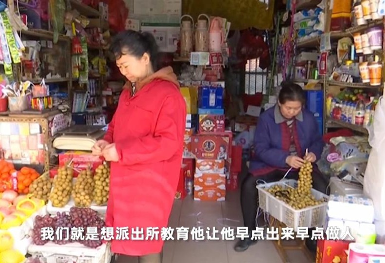 单亲妈妈开店 22个花篮3小时被偷光 新店开业遇寒心事